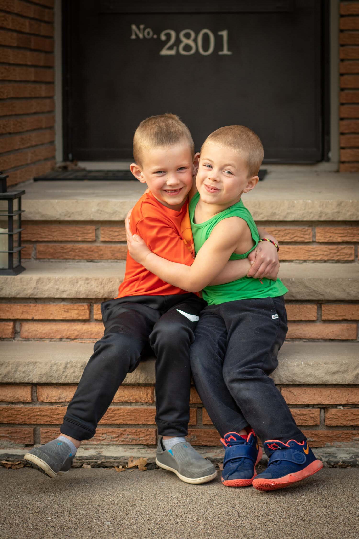two brothers hugging on front step minneapolis minnesota family photographer